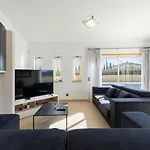 Villa Stunning With Heated Pool, Garden, Bbq