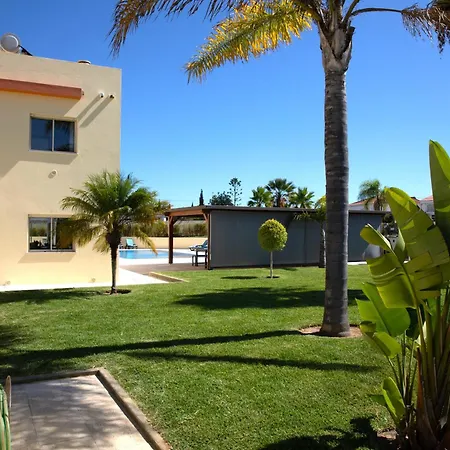 Stunning With Heated Pool, Garden, Bbq Villa