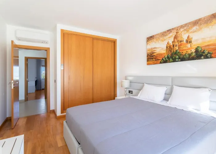 Stunning With Heated Pool, Garden, Bbq