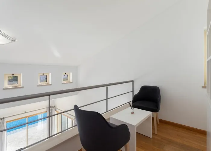 Stunning With Heated Pool, Garden, Bbq