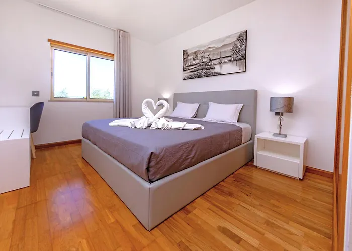 Villa Stunning With Heated Pool, Garden, Bbq