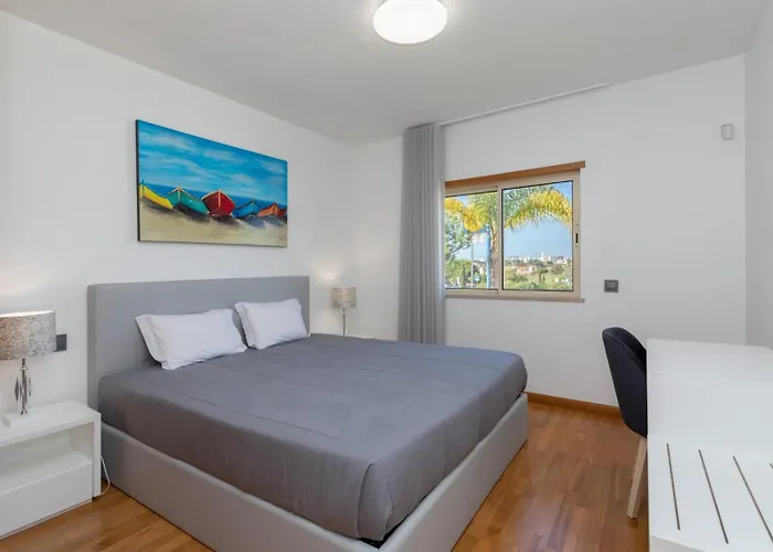 Villa Stunning With Heated Pool, Garden, Bbq Quarteira