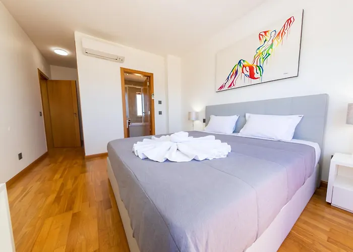 Stunning With Heated Pool, Garden, Bbq * Quarteira