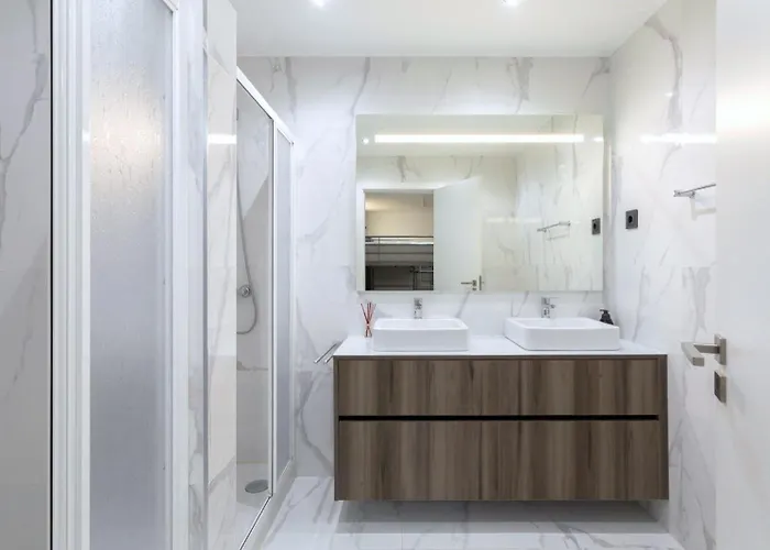 Stunning With Heated Pool, Garden, Bbq