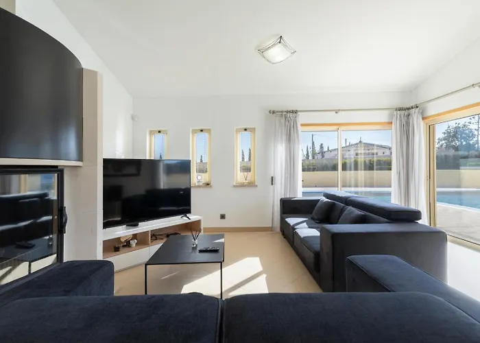 Villa Stunning With Heated Pool, Garden, Bbq