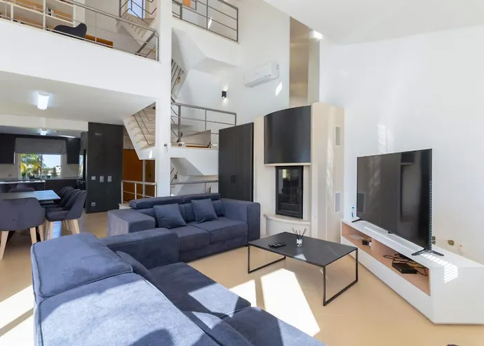 Villa Stunning With Heated Pool, Garden, Bbq *