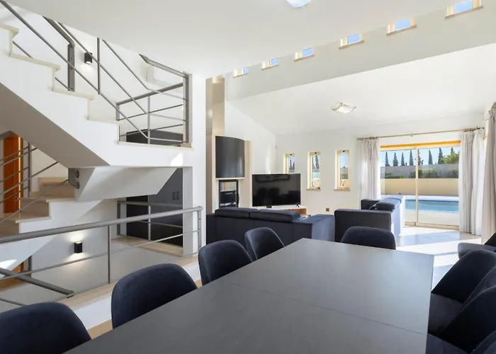 Stunning With Heated Pool, Garden, Bbq Villa Quarteira