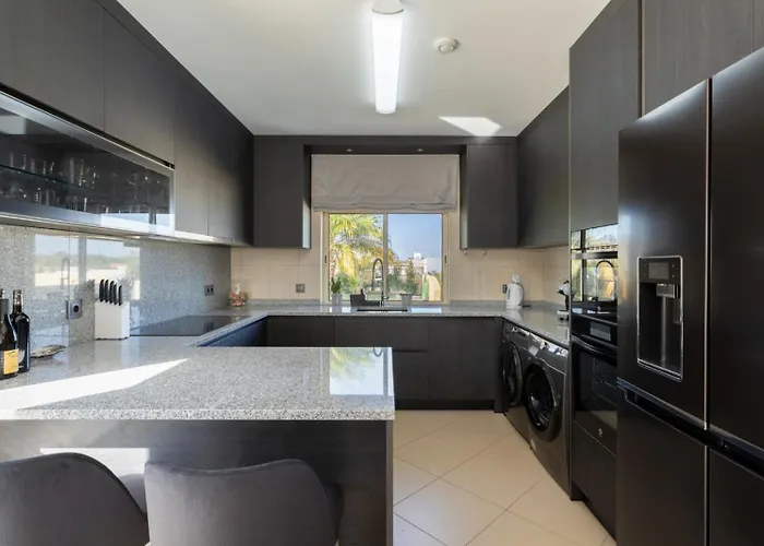 Stunning With Heated Pool, Garden, Bbq Quarteira