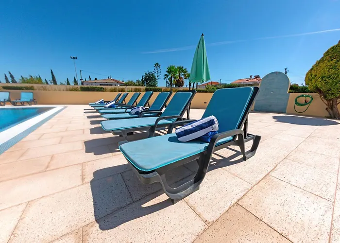 Villa Stunning With Heated Pool, Garden, Bbq Quarteira