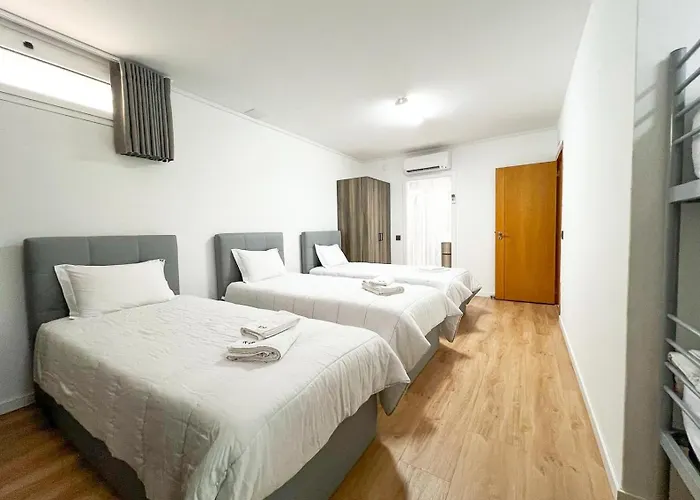 Stunning With Heated Pool, Garden, Bbq