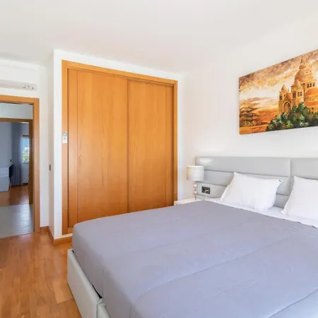 Stunning With Heated Pool, Garden, Bbq