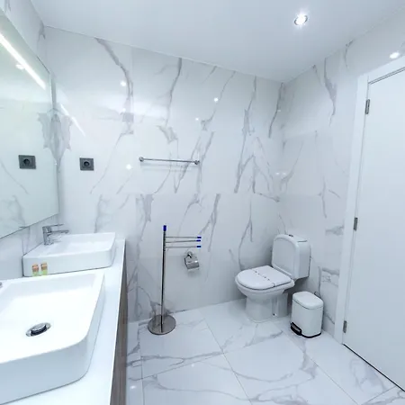 Stunning With Heated Pool, Garden, Bbq