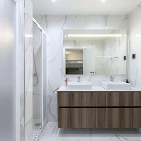 Stunning With Heated Pool, Garden, Bbq