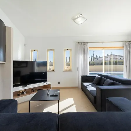 Villa Stunning With Heated Pool, Garden, Bbq