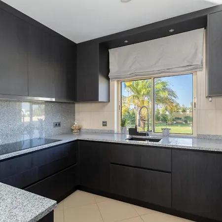 Stunning With Heated Pool, Garden, Bbq Villa *