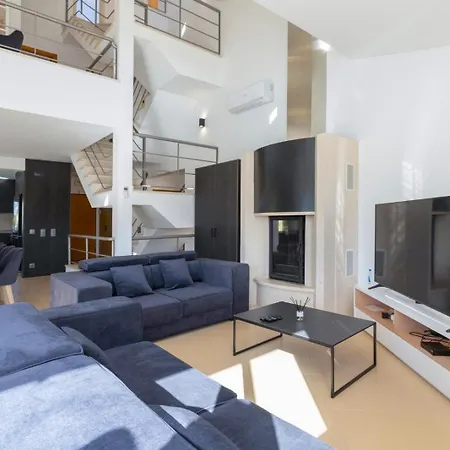 Villa Stunning With Heated Pool, Garden, Bbq *