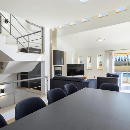 Stunning With Heated Pool, Garden, Bbq Villa Quarteira