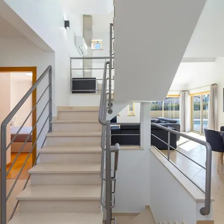 Stunning With Heated Pool, Garden, Bbq * Quarteira