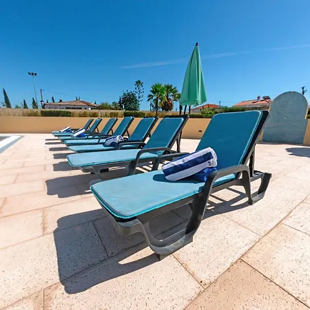 Villa Stunning With Heated Pool, Garden, Bbq Quarteira