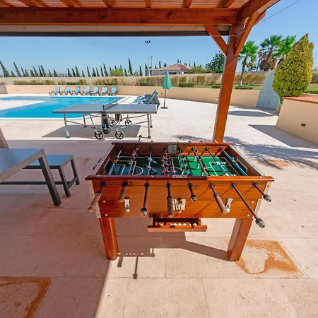 Stunning With Heated Pool, Garden, Bbq *