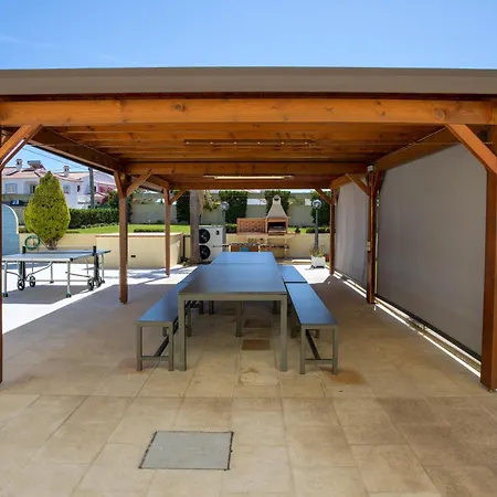 Villa Stunning With Heated Pool, Garden, Bbq