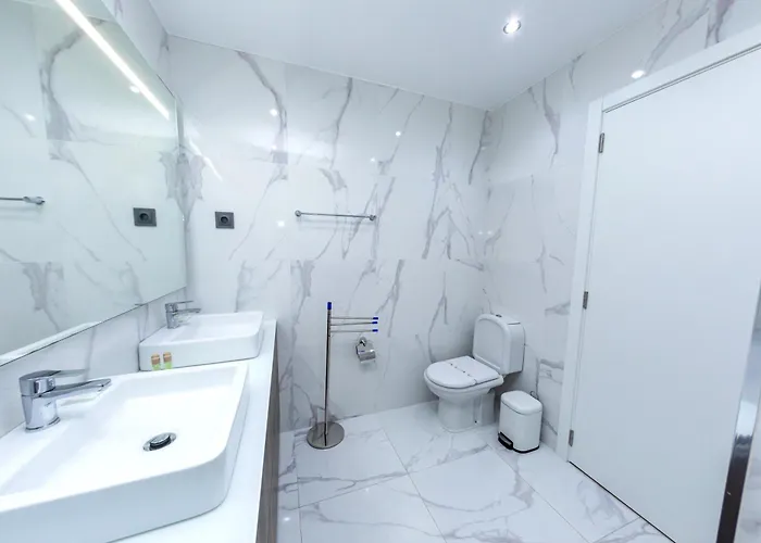 Stunning With Heated Pool, Garden, Bbq