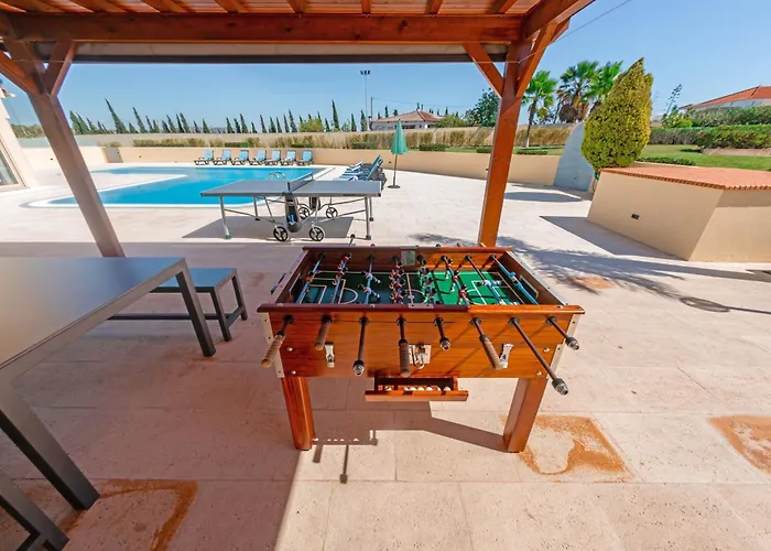 Stunning With Heated Pool, Garden, Bbq *