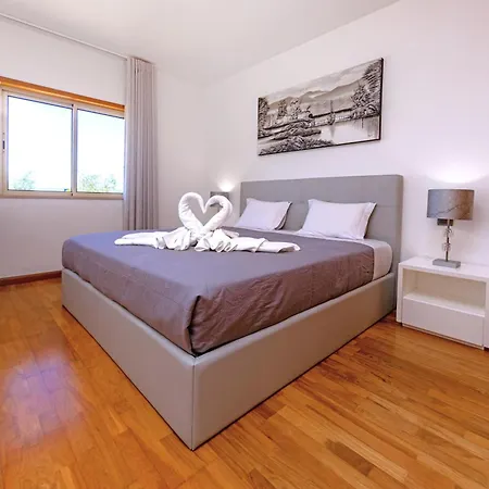 Villa Stunning With Heated Pool, Garden, Bbq