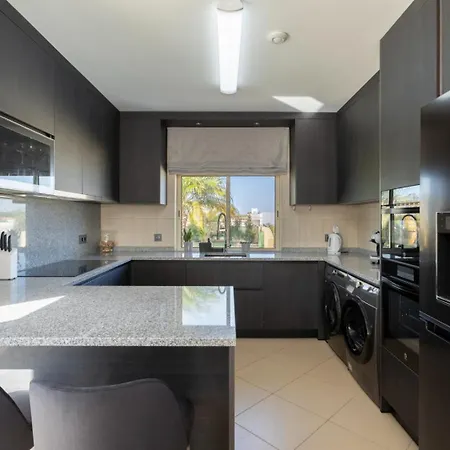 Stunning With Heated Pool, Garden, Bbq Quarteira