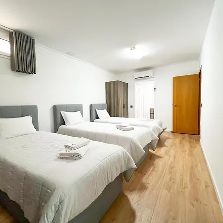 Stunning With Heated Pool, Garden, Bbq